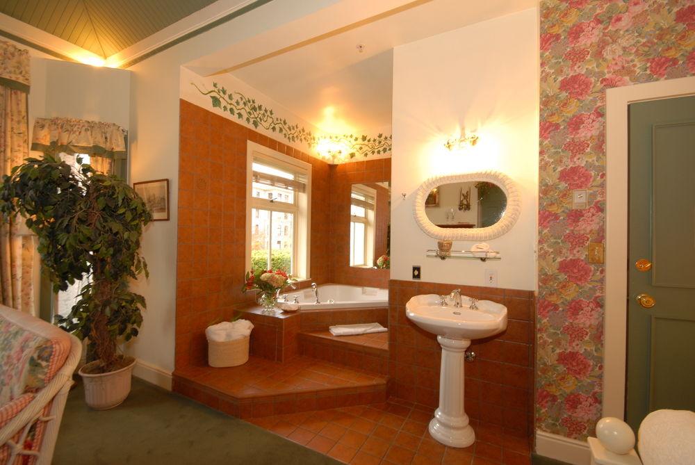 Humboldt House Bed & Breakfast Вікторія Екстер'єр фото